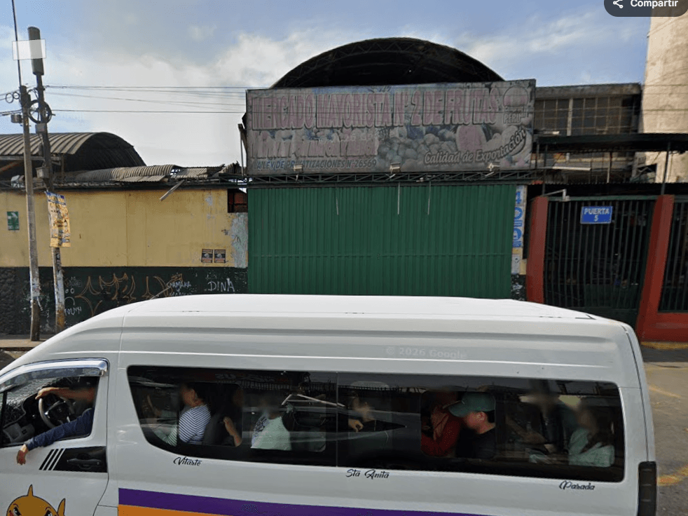 Entrada Puerta 5 al Pasaje 5 — Mercado Mayorista N° 2 de Frutas La Victoria, puesto de palta Hass y lúcuma